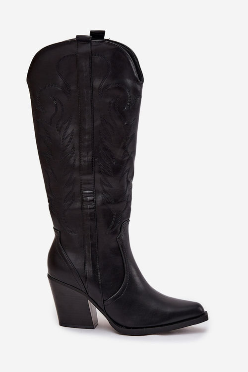  Perfil de bota campera negra con tacón de 8 cm y detalle de costuras decorativas.