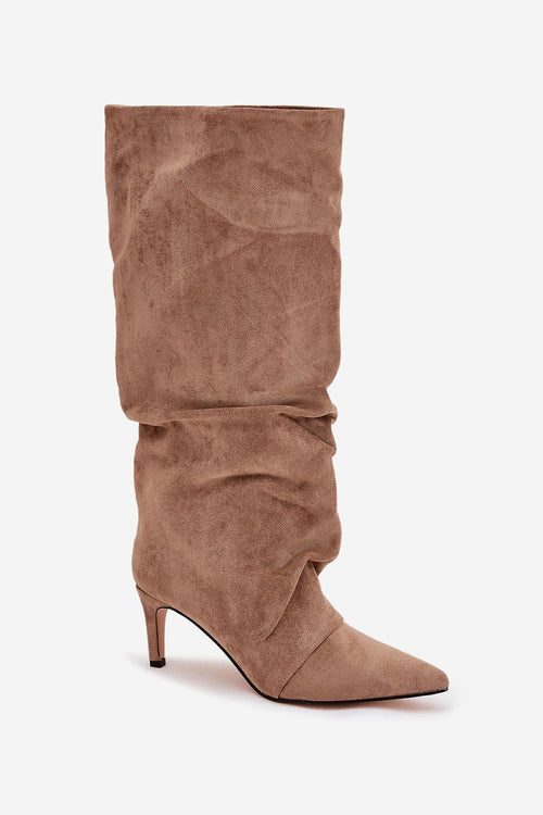  Bota de ante sintético beige con punta fina y tacón delgado de 7 cm vista de perfil.