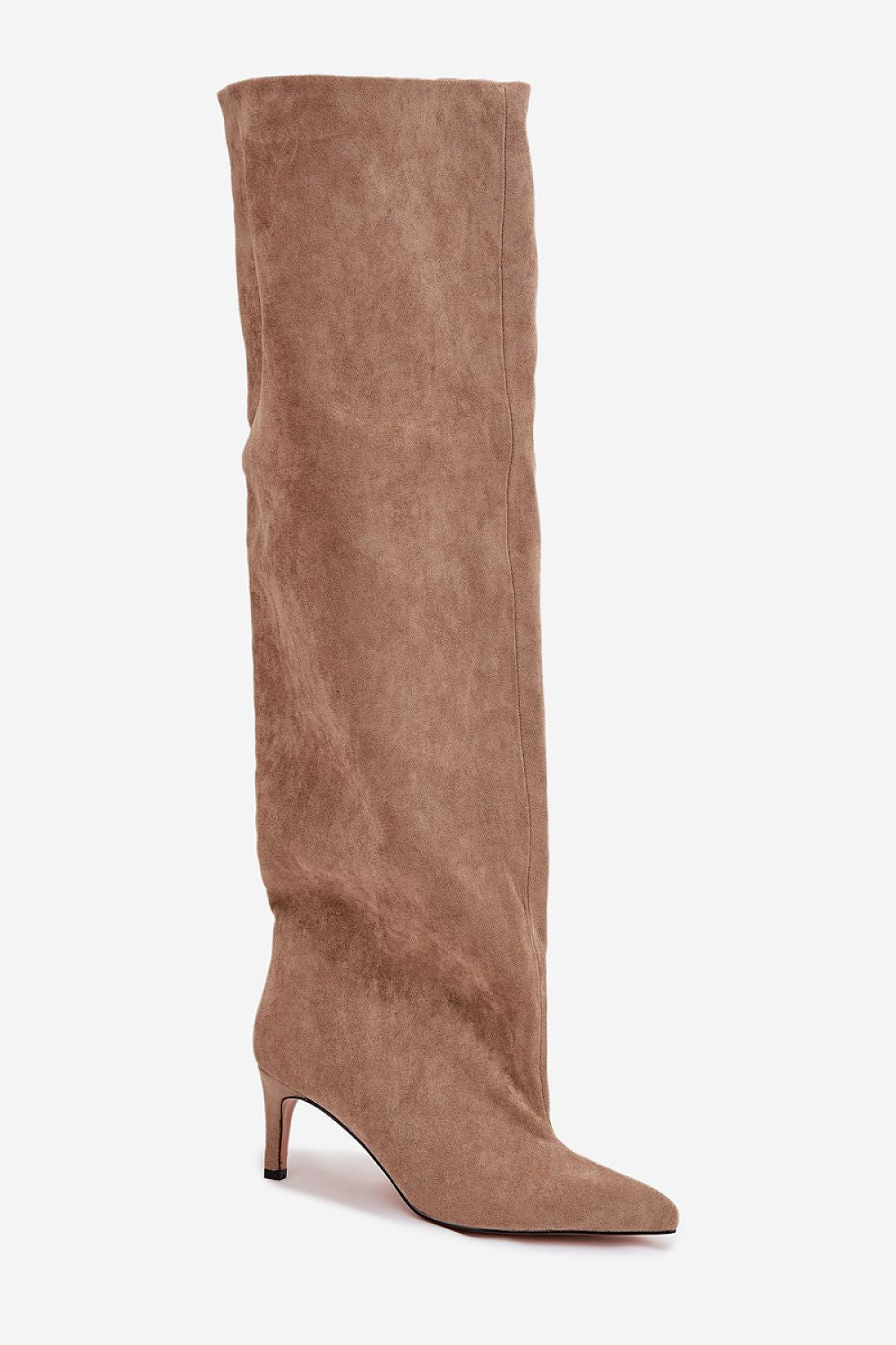 Bota de caña alta estilo slouchy en imitación ante beige, vista lateral mostrando tacón fino y punta afilada.