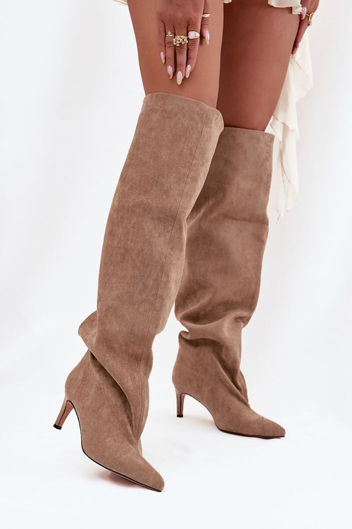 botas altas de antelina color taupe con efecto arrugado y tacón fino de 7 cm.