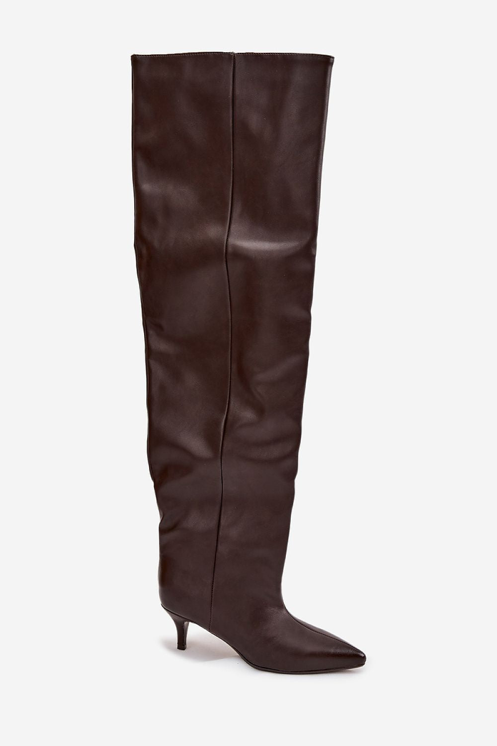  Perfil de bota mosquetera estilo baggy en piel sintética marrón con tacón kitten de 6 cm.