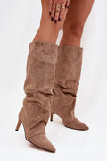  Bota alta slouchy de mujer en ante color arena con tacón de aguja y diseño de caña arrugada.
