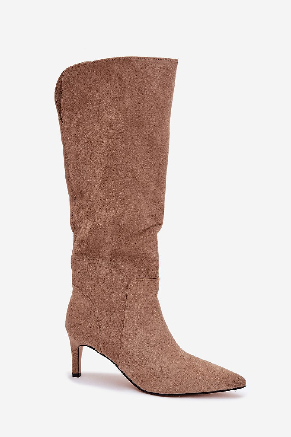  botas de ante sintético beige oscuro con diseño de caña recta amplia.