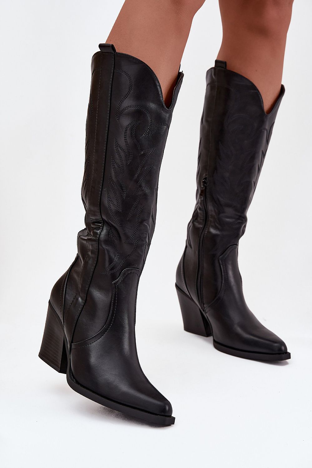  Botas altas de mujer estilo cowboy en eco-cuero negro con bordados tradicionales y tacón cubano.