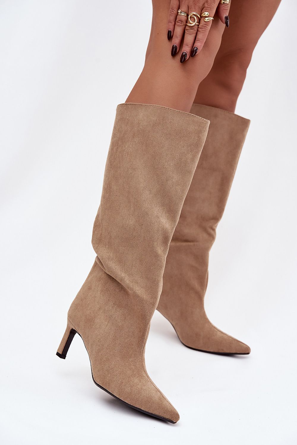  Perfil de bota alta de mujer en ante beige con caña arrugada estilo slouchy y tacón fino