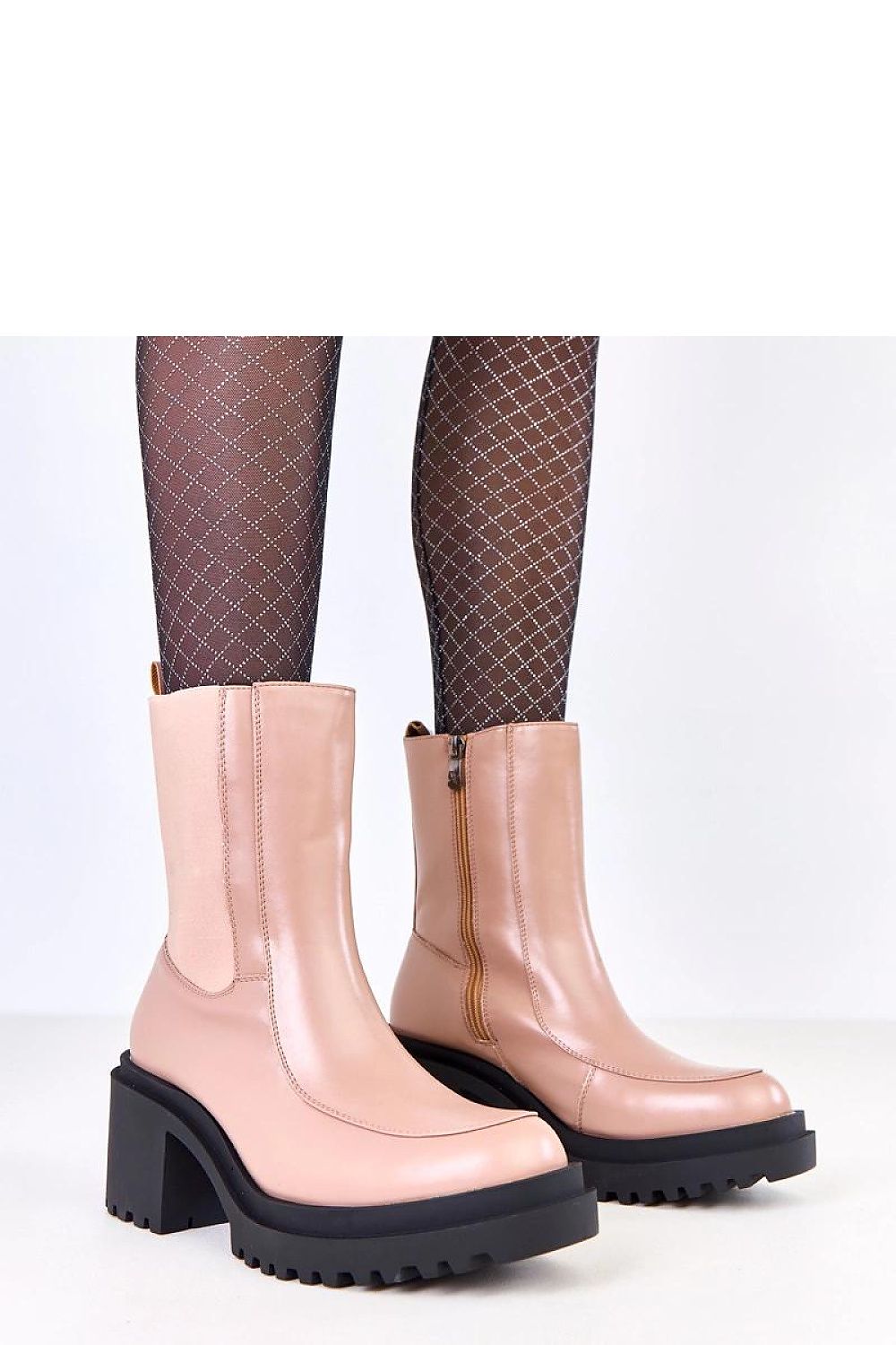  Botines de mujer en eco-cuero color beige con suela track negra y tacón bloque de 7.5 cm.