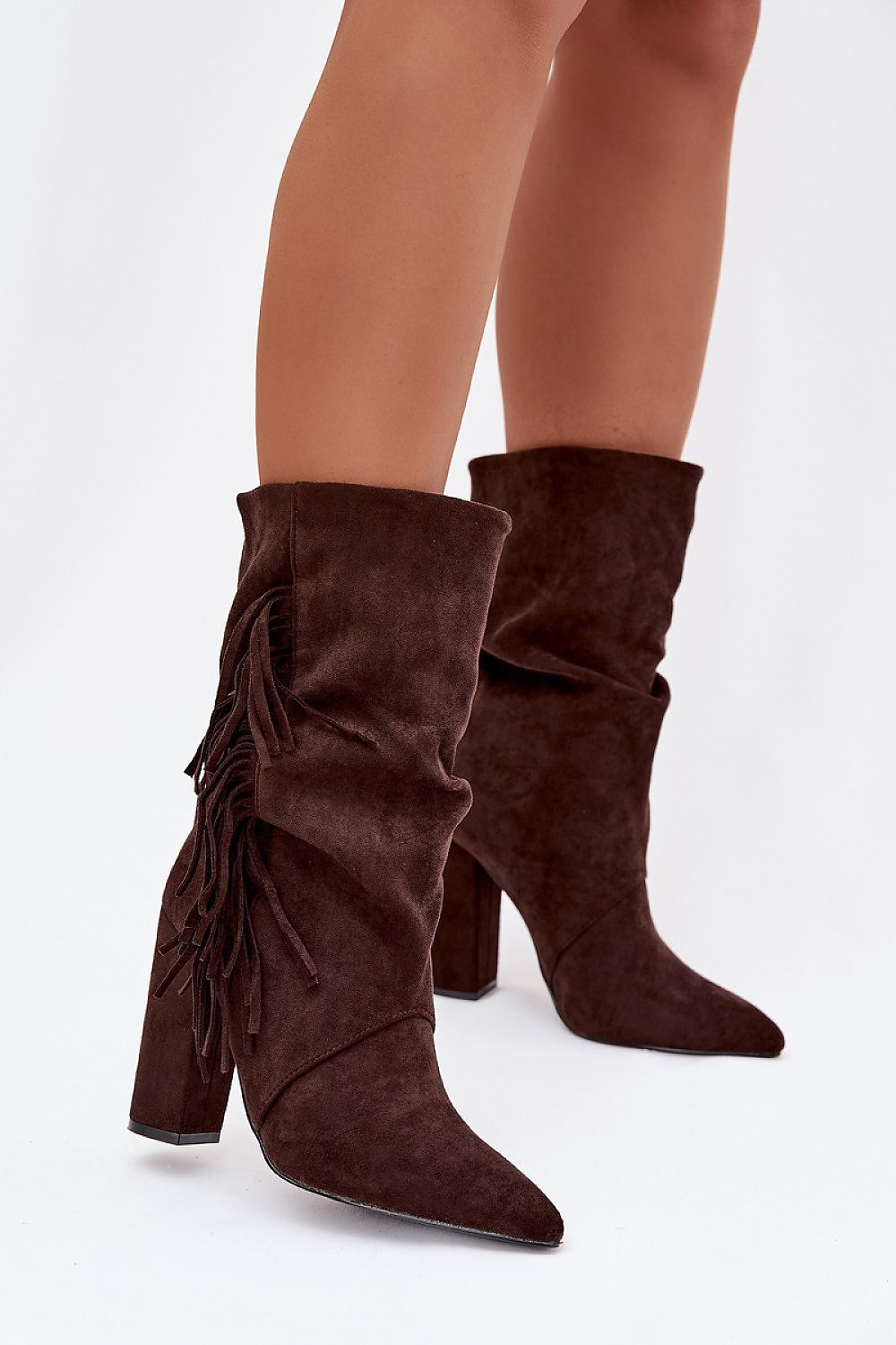 Detalle de botines estilo slouchy arrugados color marrón con flecos laterales y tacón bloque.