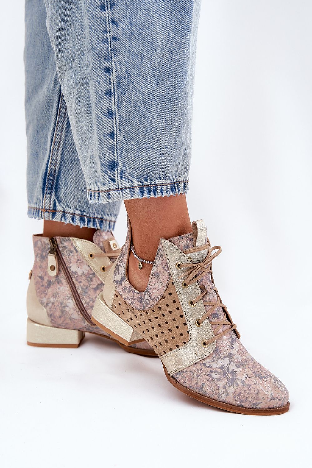 Botines de piel natural con estampado floral, detalles dorados, cremallera lateral y plantilla acolchada
