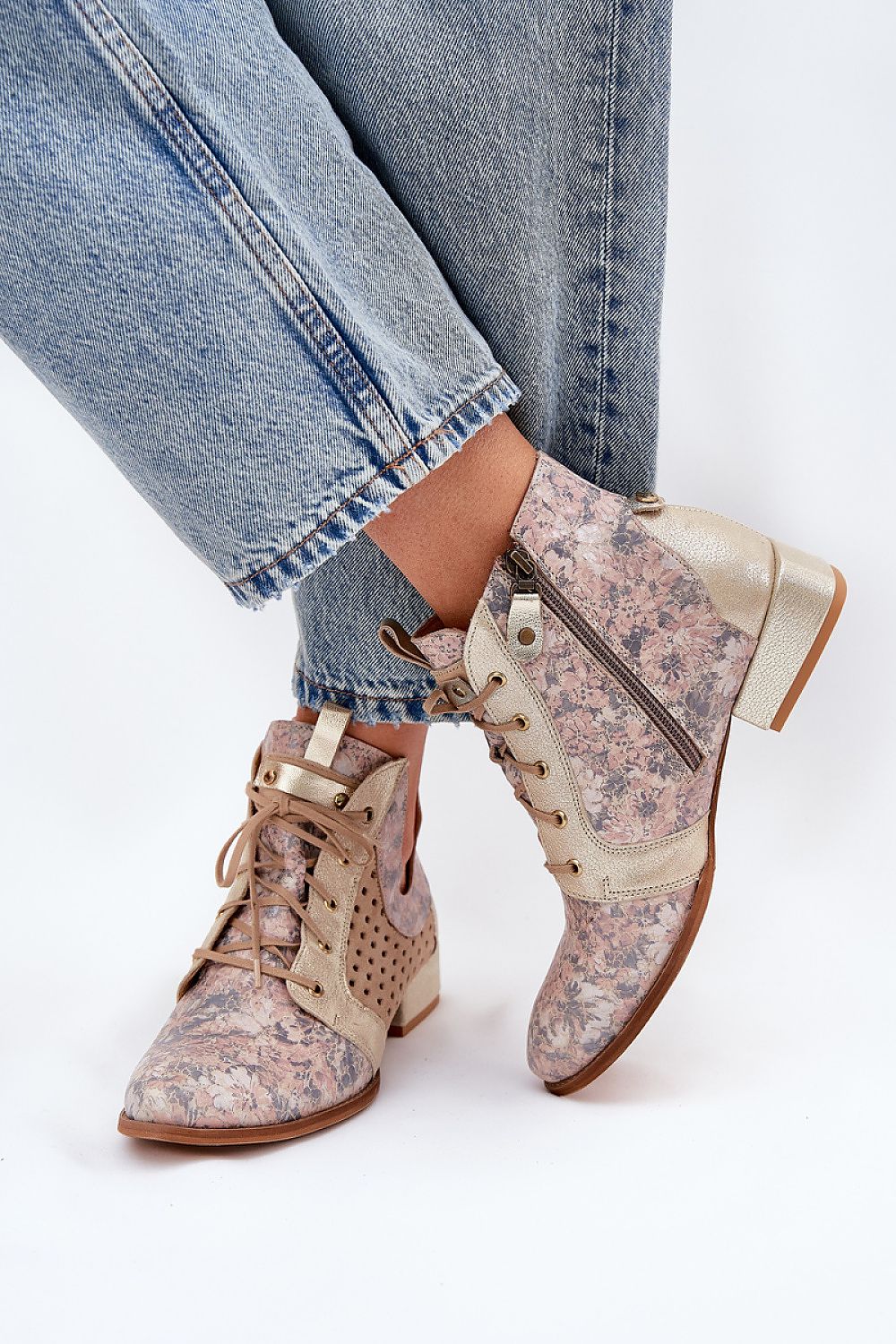 Botines de piel natural con estampado floral, detalles dorados, cremallera lateral y plantilla acolchada