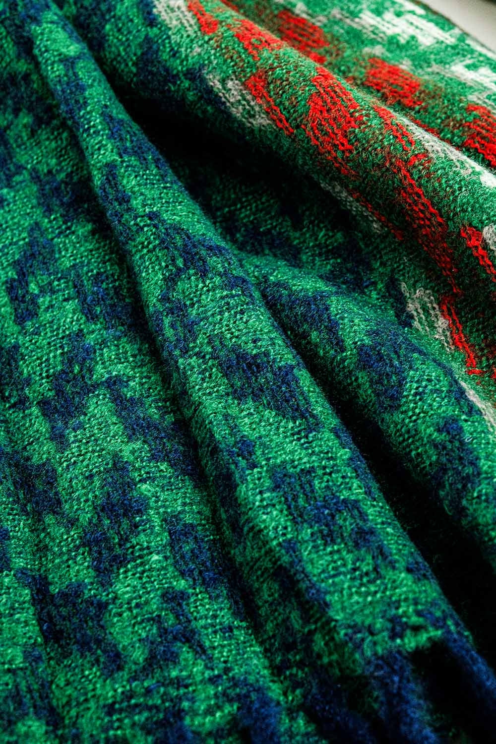 Bufanda de diseño pata de gallo en verde y rojo