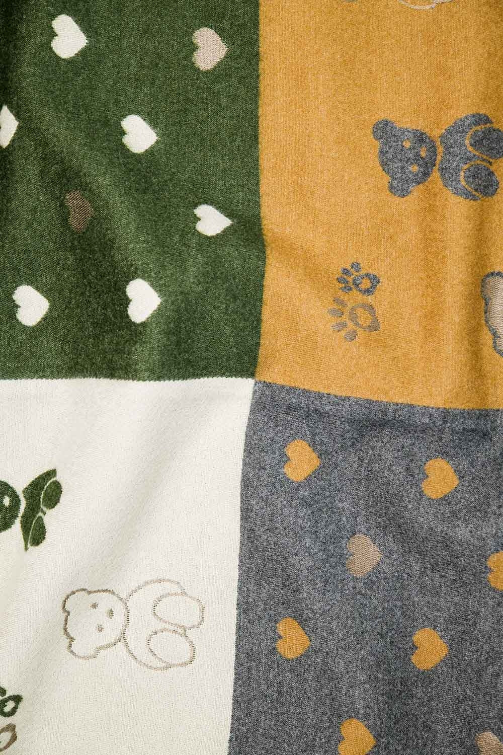 Bufanda de punto con estampado de ositos y corazones en verde