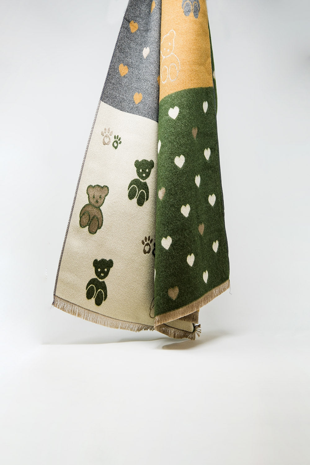 Q2 Bufanda de punto con estampado de ositos y corazones en verde