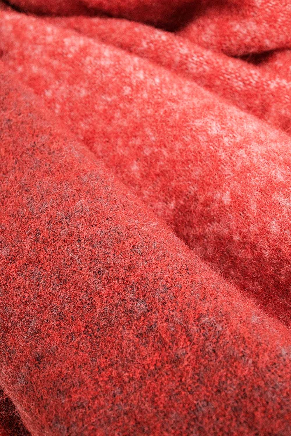 Bufanda de punto grueso en bloque de color rojo con flecos