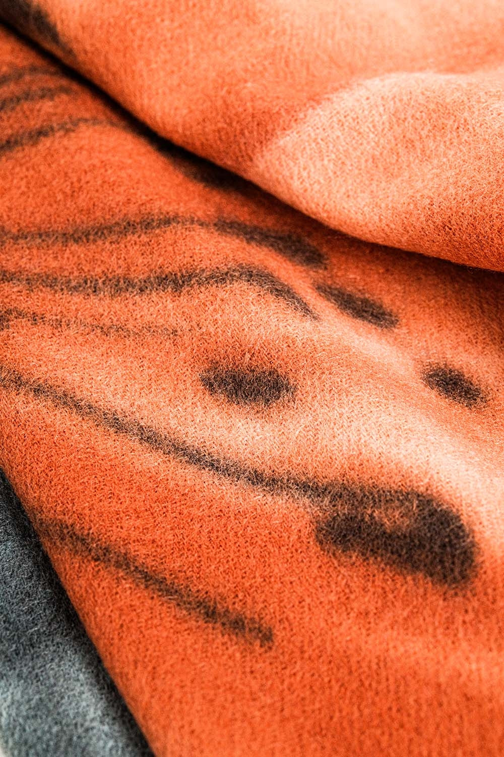 bufanda estampada flores naranja