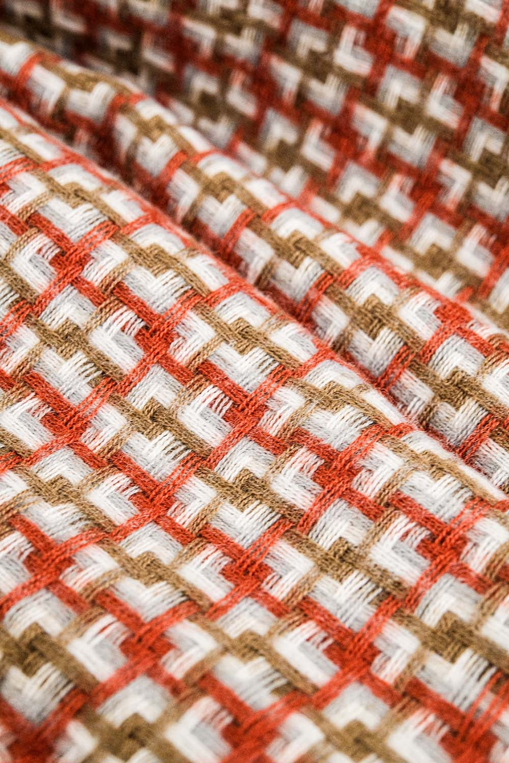 Bufanda rojo intenso supersuave estampado geometrico