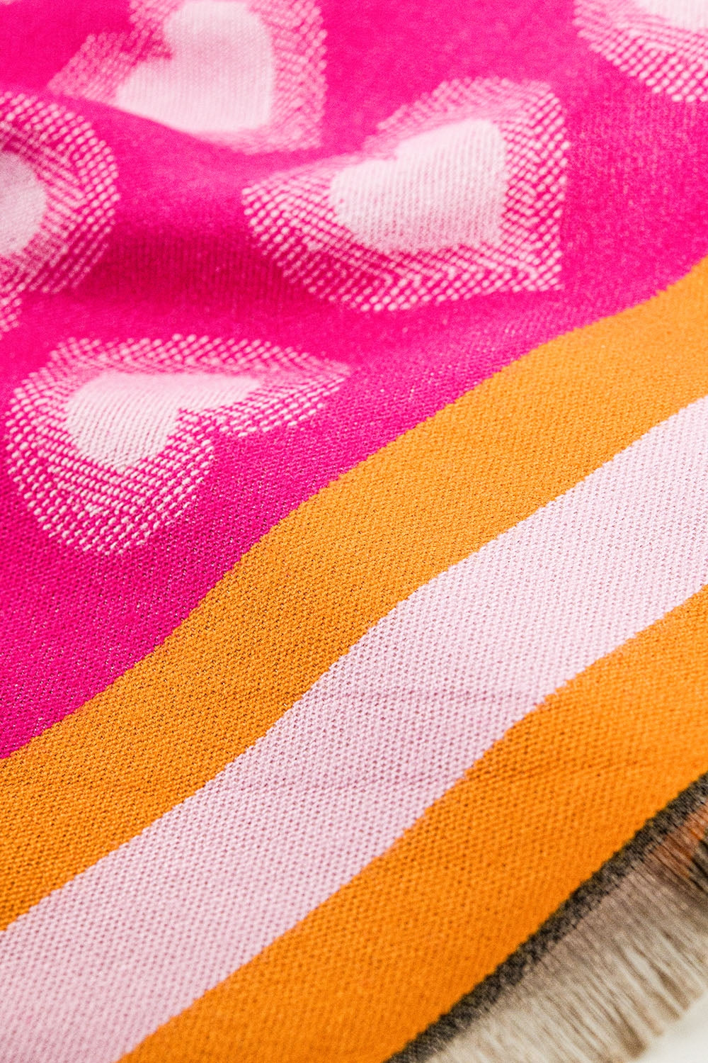 Bufanda rosa suave con estampado de corazones