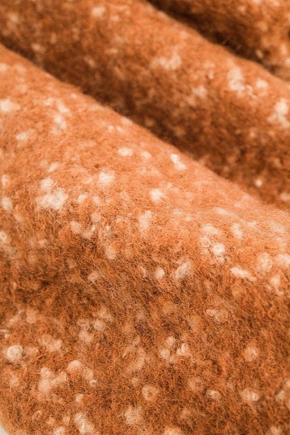 Bufanda suave con flecos en beige