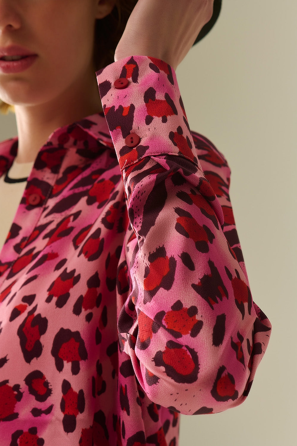Camisa Abotonada en Estampado de Leopardo Fucsia