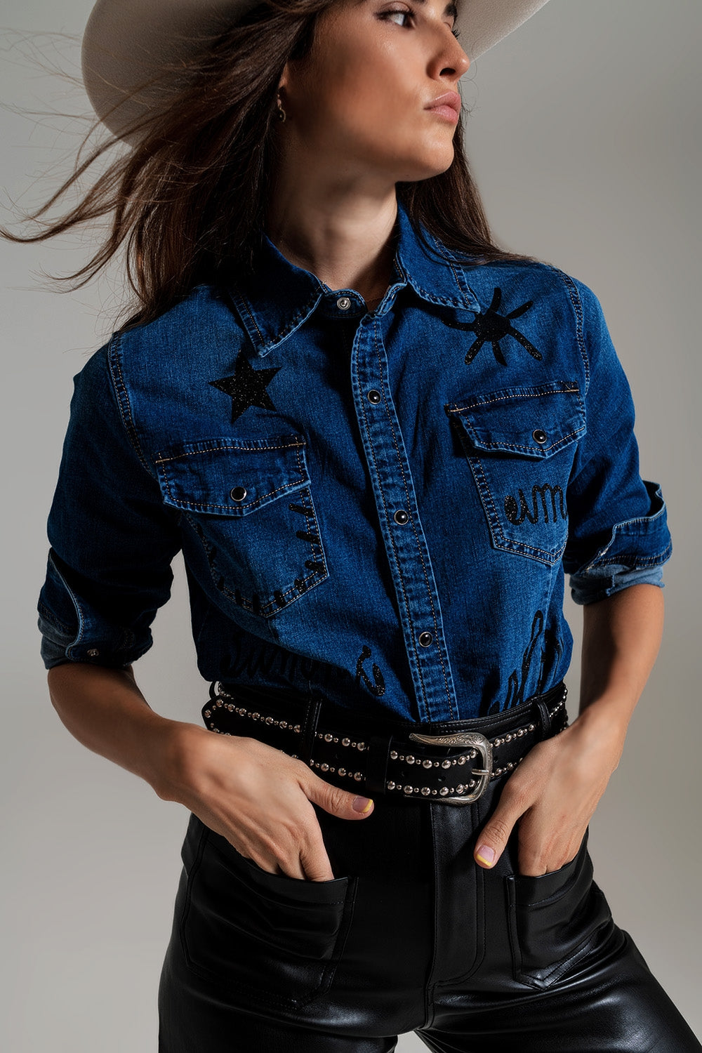 camisa ajustada vaquera con detalles gráficos negros con strass