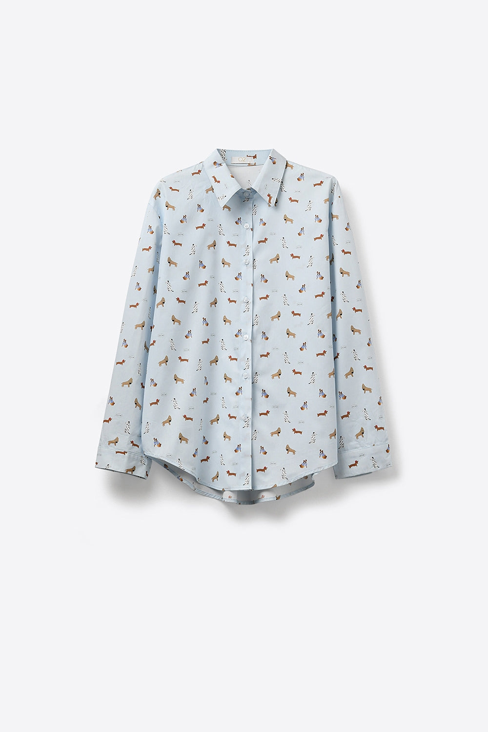 camisa azul claro 100% algodón con estampado de perritos y vaqueros azules.