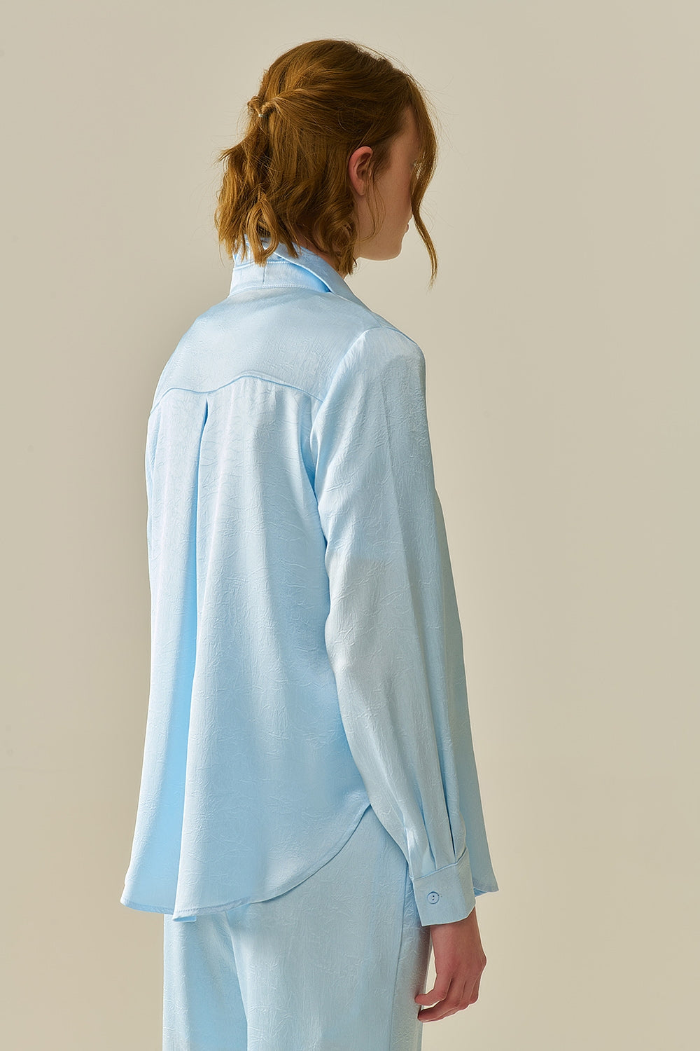 Camisa azul bebé abotonada en satén