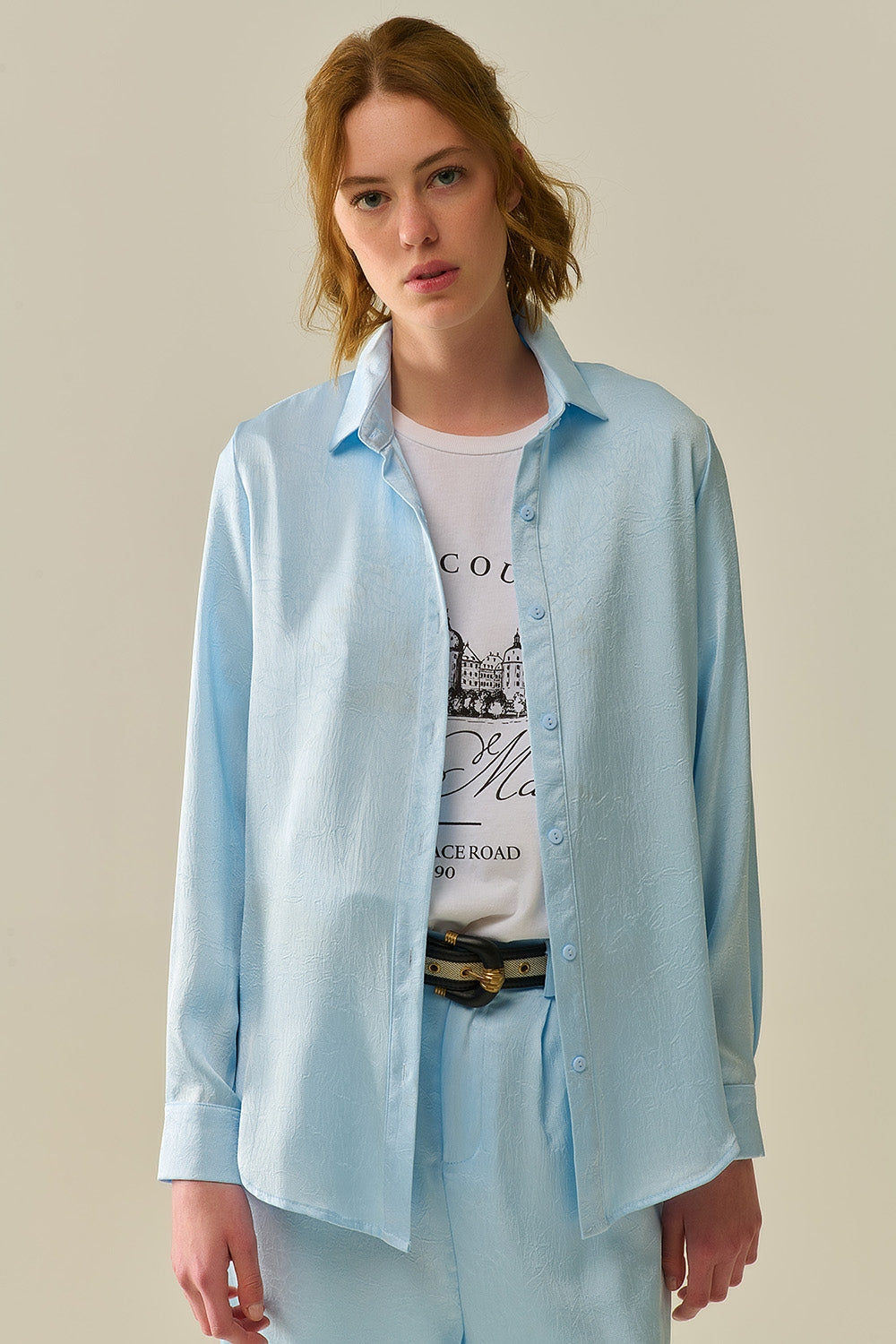 Camisa azul bebé abotonada en satén