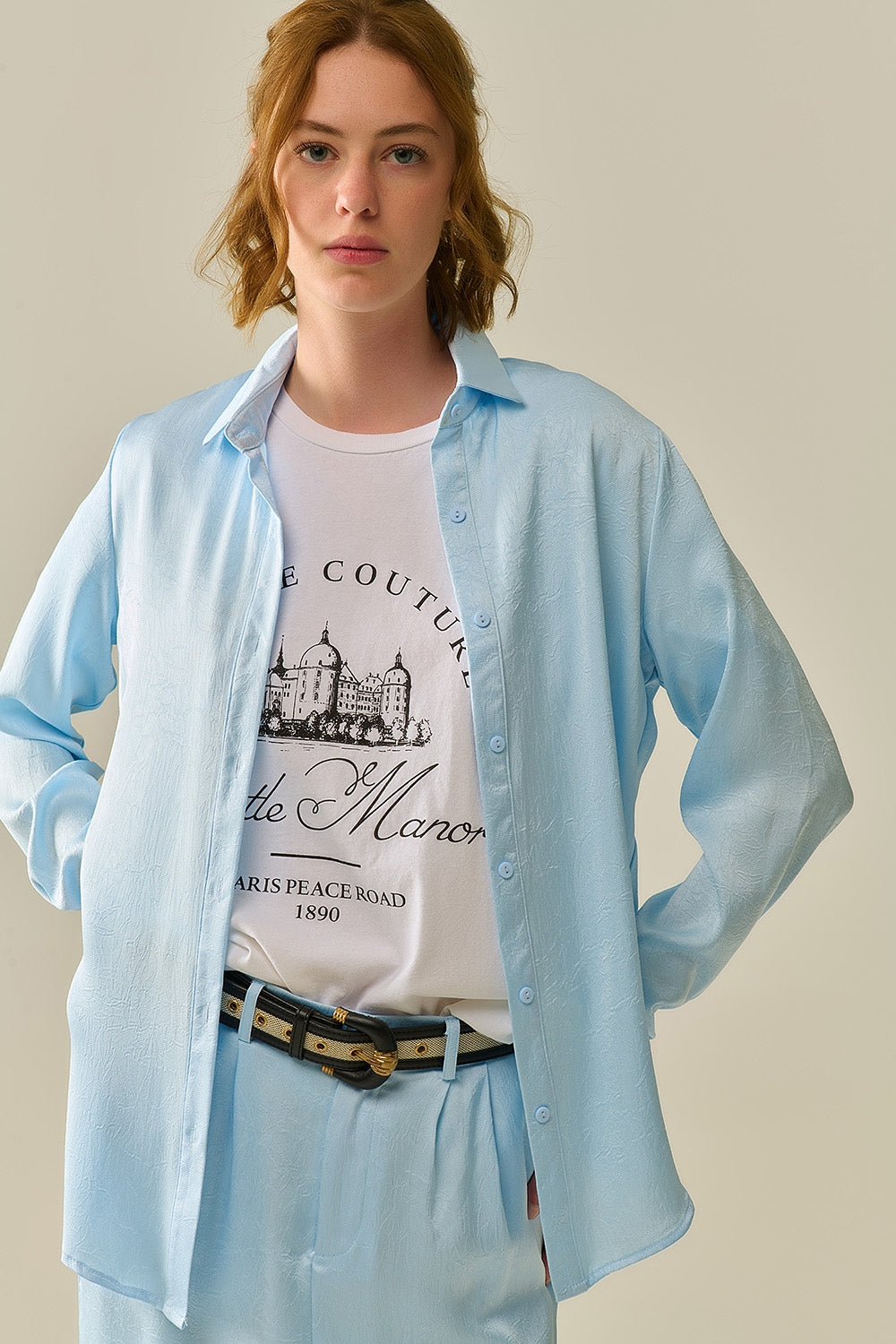 Q2 Camisa azul bebé abotonada en satén