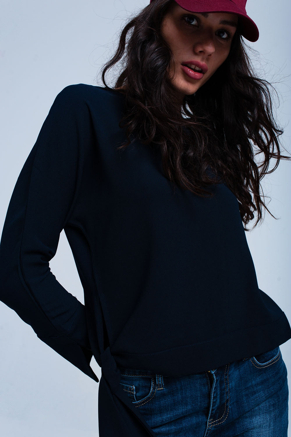 Camisa azul con lazo en el lateral