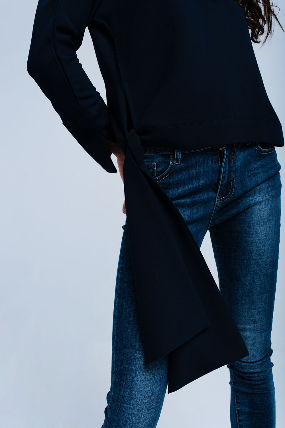 Camisa azul con lazo en el lateral
