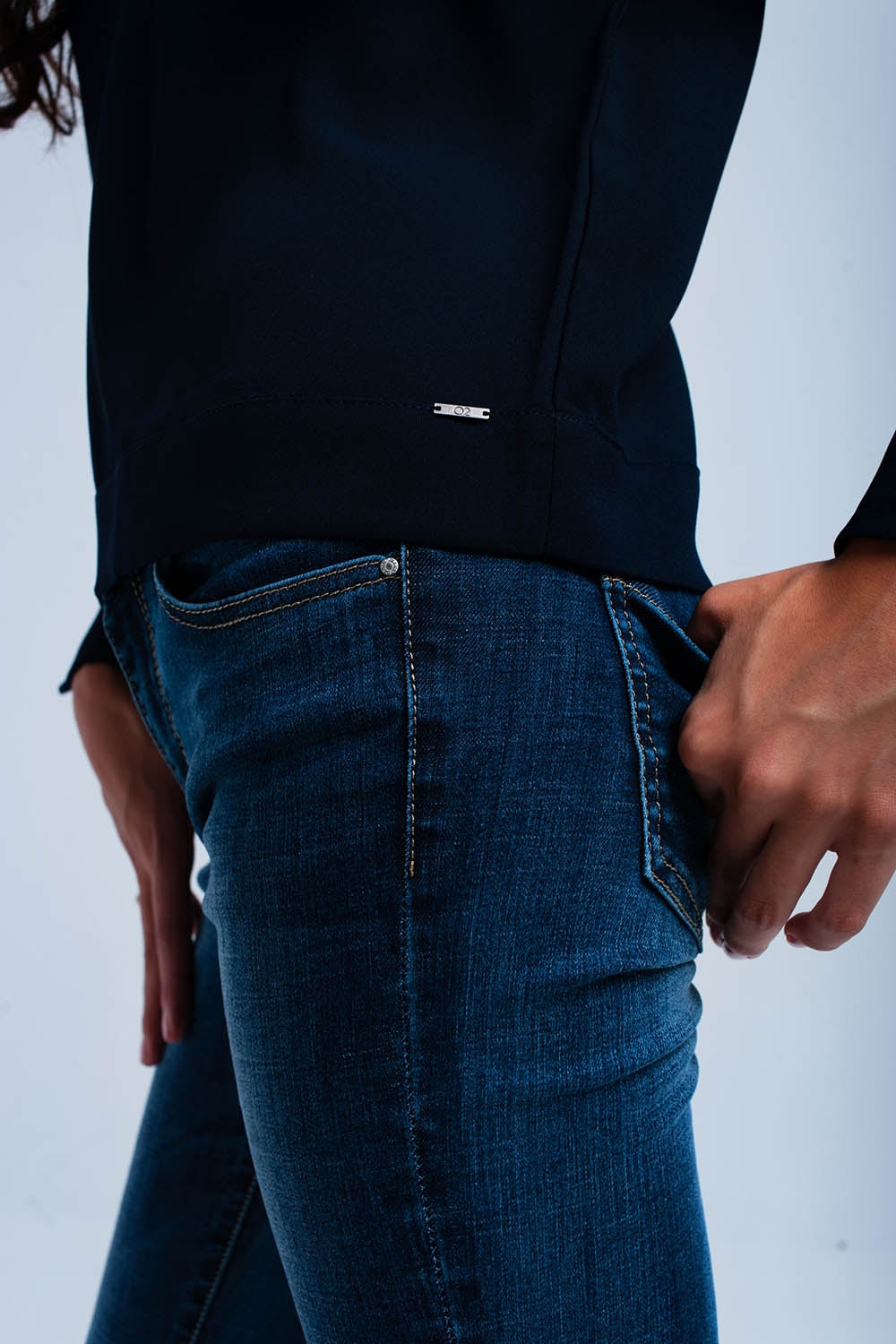 Camisa azul con lazo en el lateral