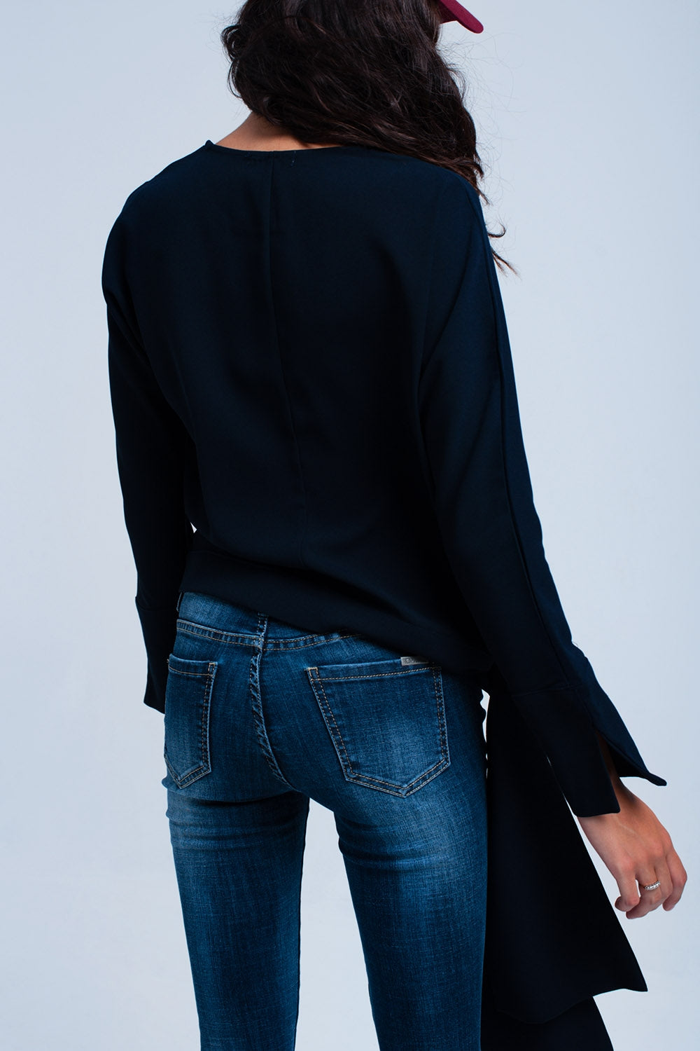 Camisa azul con lazo en el lateral