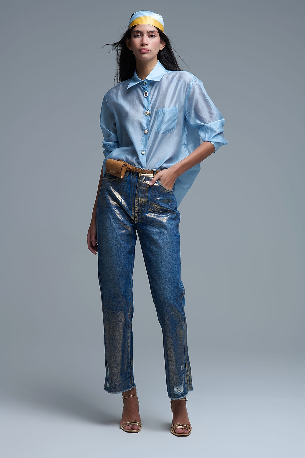 Camisa azul en Tencel combinada con vaqueros metálicos
