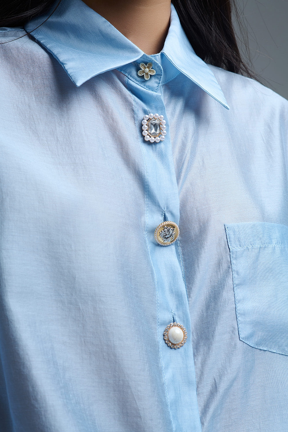 Detalle de botones joya en camisa azul Tencel