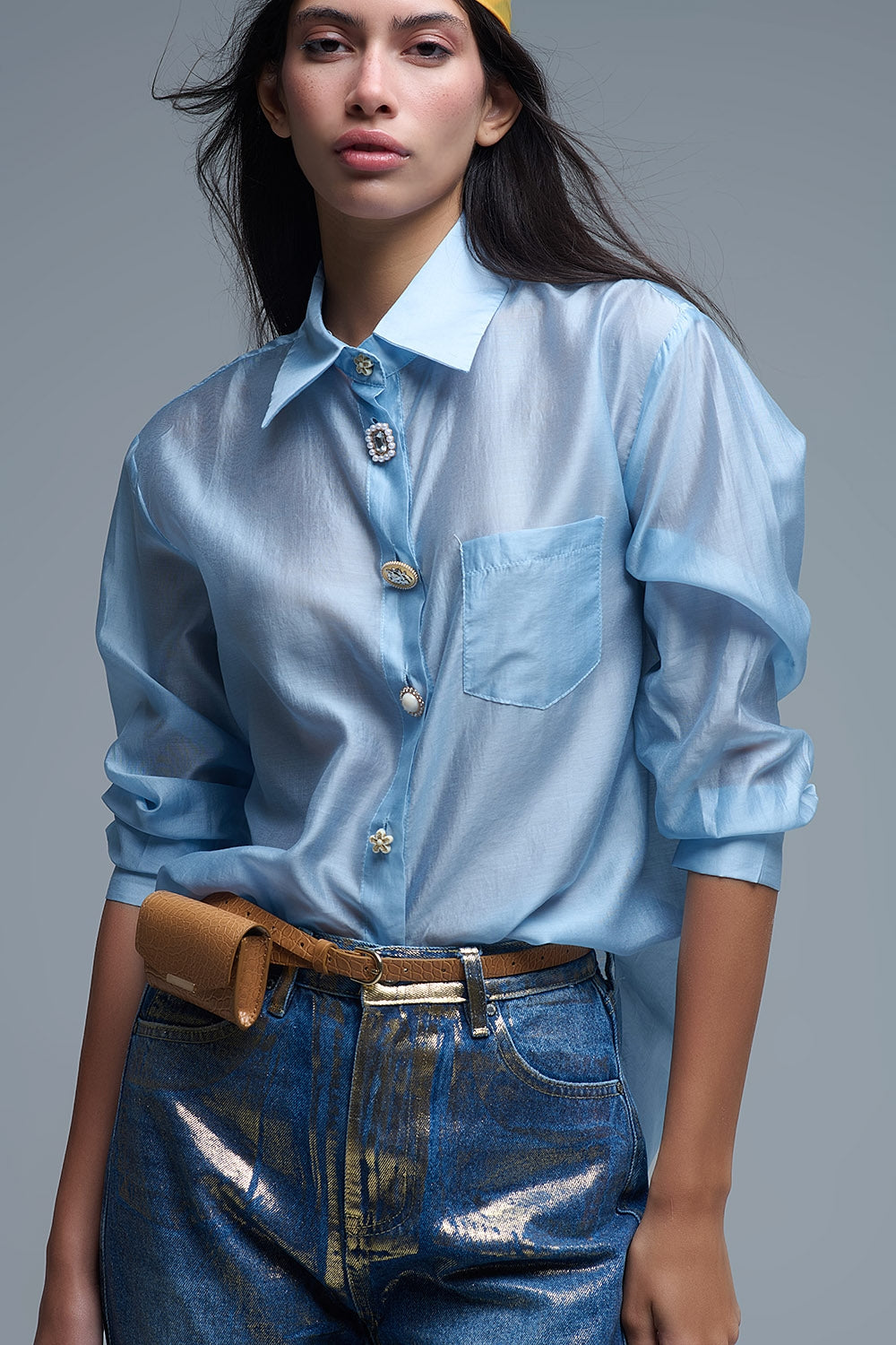 Camisa azul en Tencel con botones joya, vista frontal