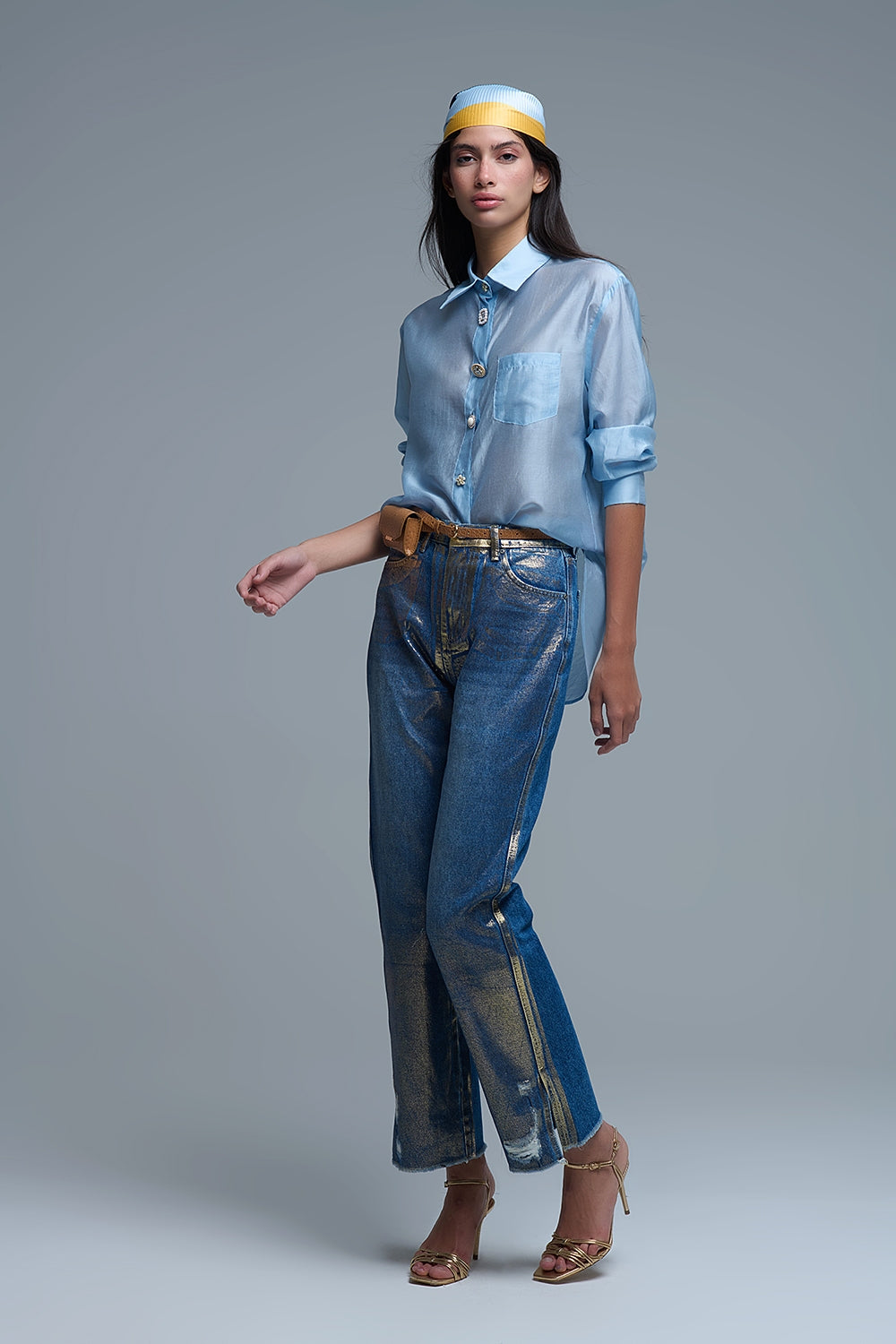 Modelo vistiendo camisa azul Tencel con botones joya