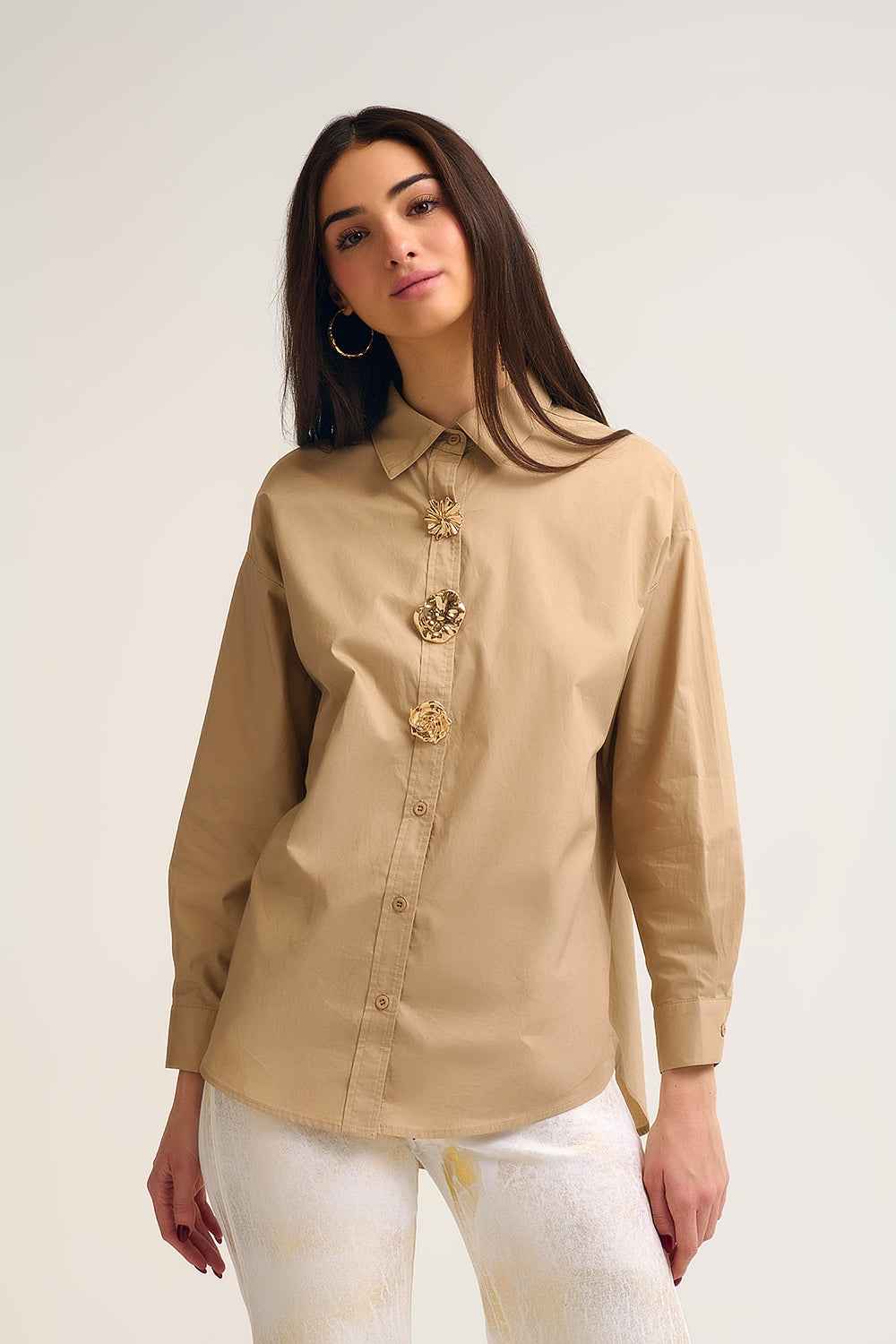 Camisa beige de popelina relajada de algodon con botones dorados decorativos