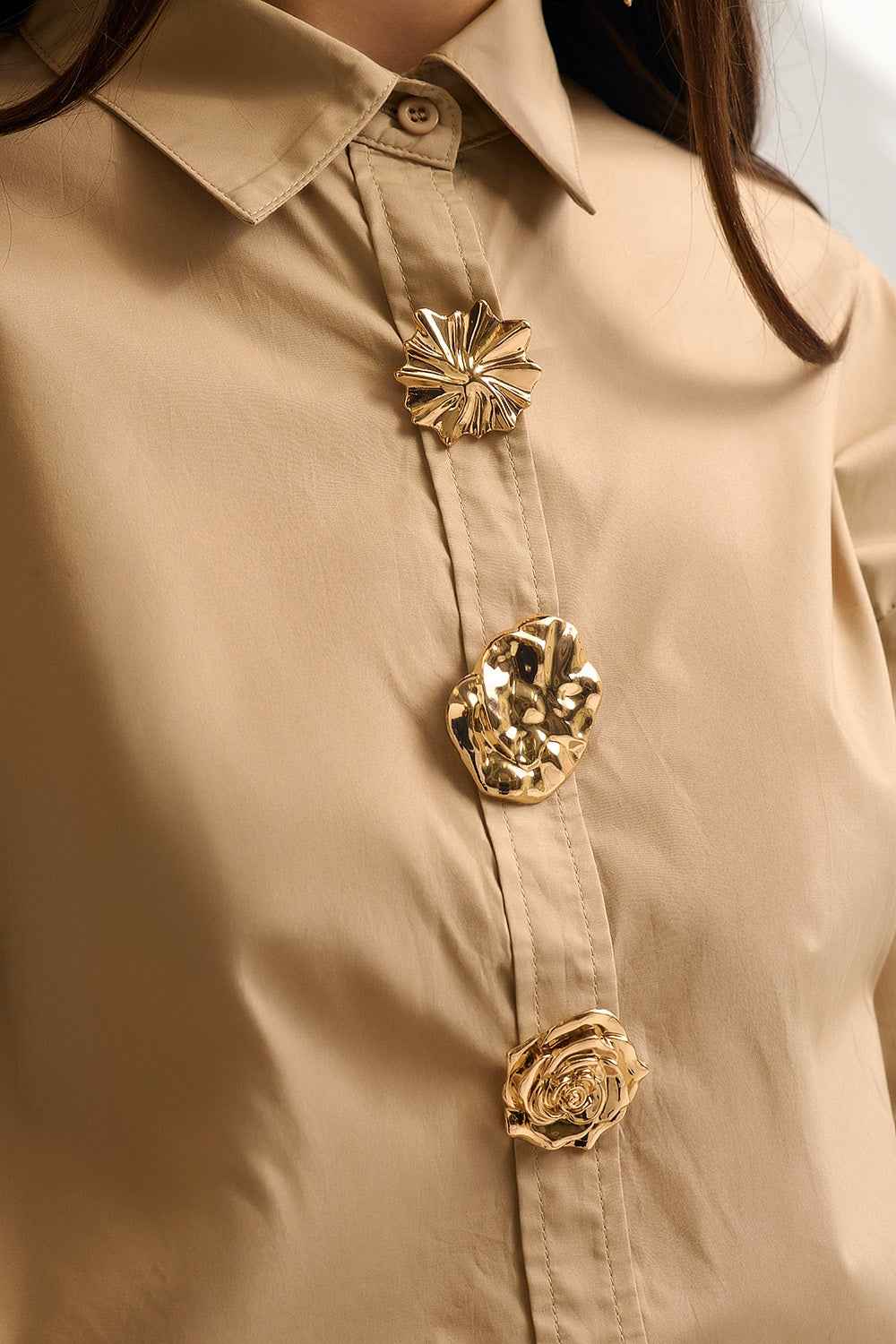 Camisa beige de popelina relajada de algodon con botones dorados decorativos