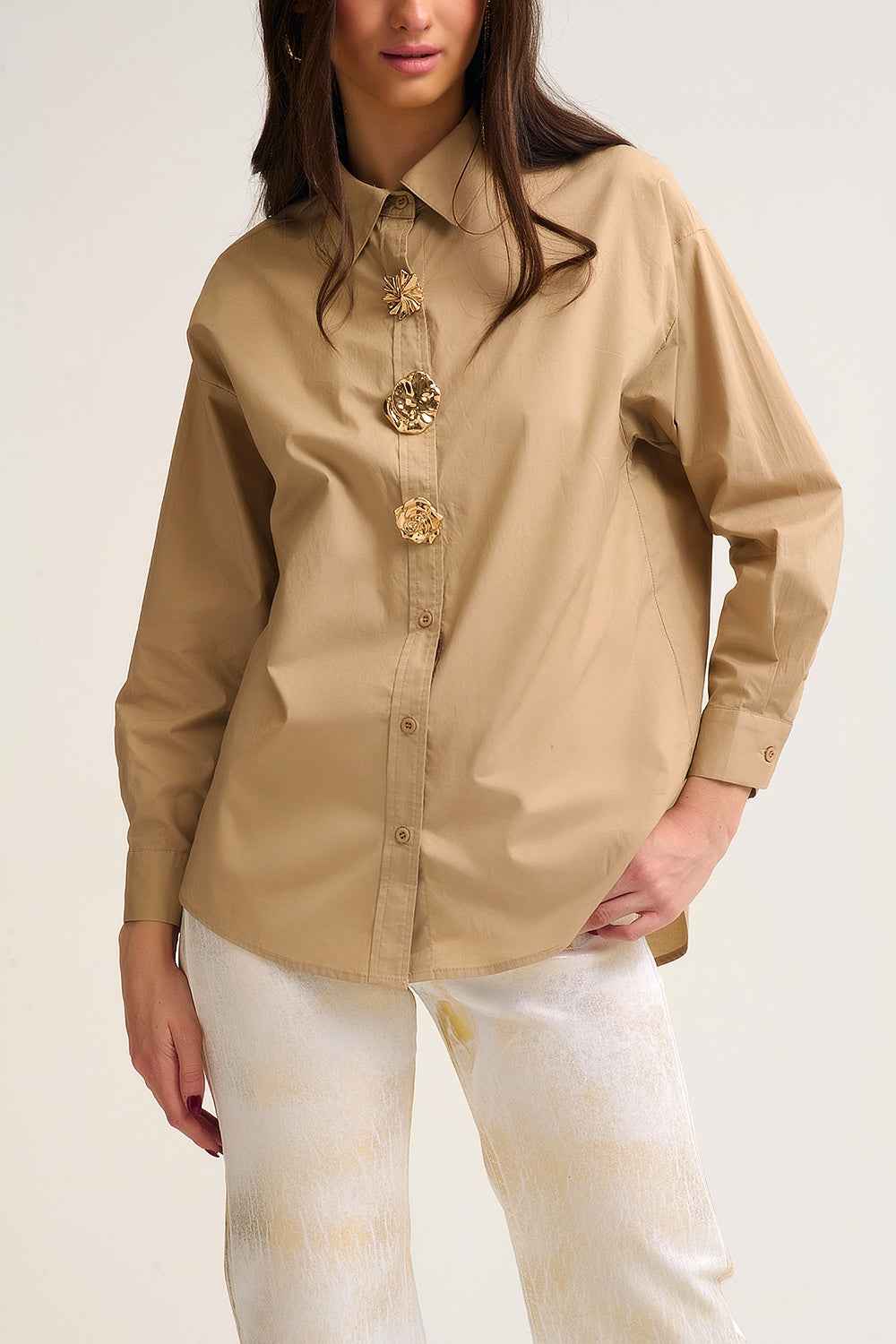 Camisa beige de popelina relajada de algodon con botones dorados decorativos