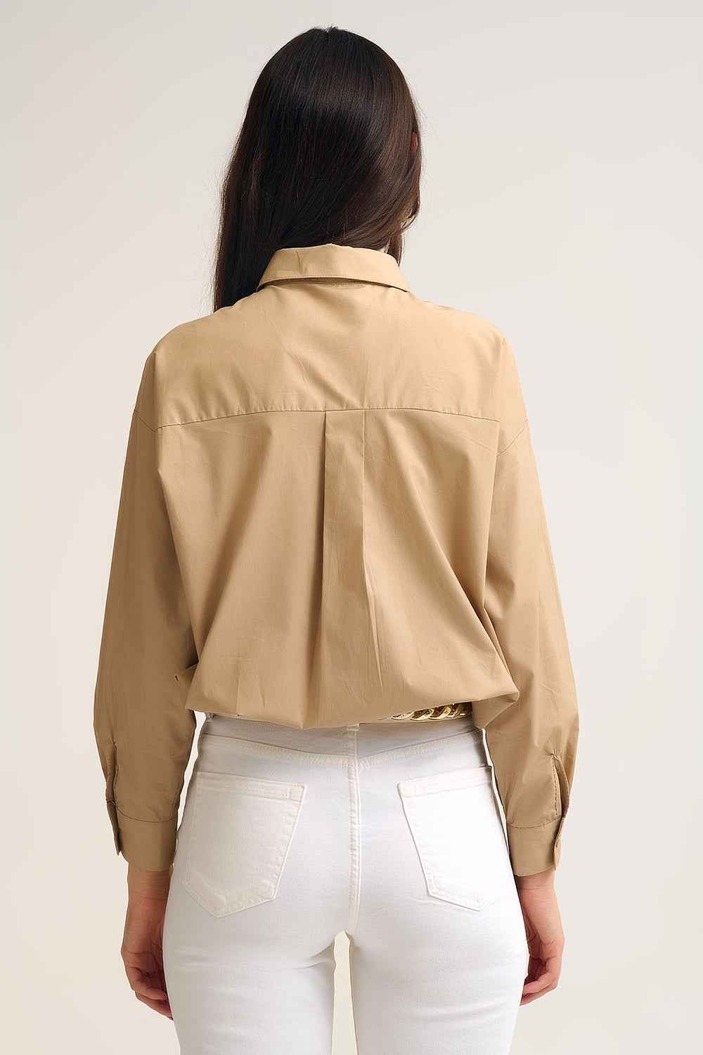 Camisa beige de popelina relajada de algodon con botones dorados decorativos