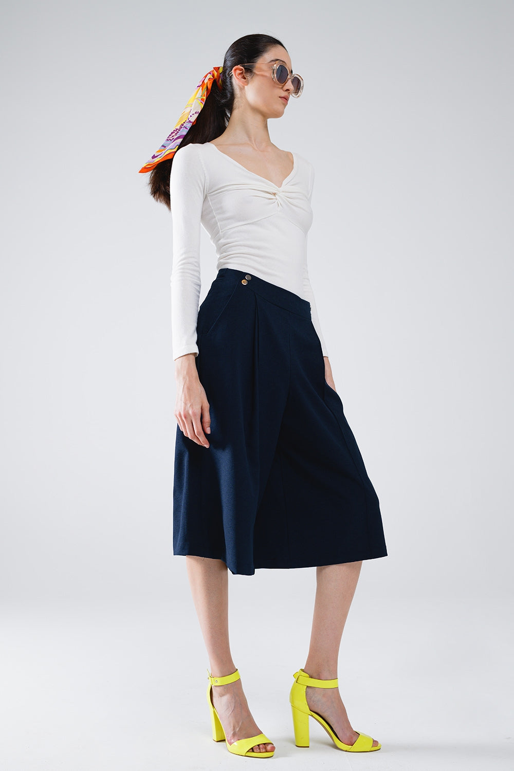 Camisa blanca de manga larga con detalle de nudo y cuello de pico