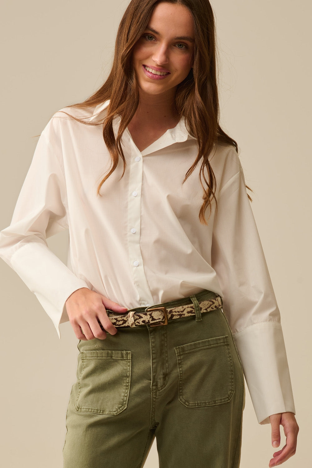 Camisa blanca de popelina con puños extra anchos