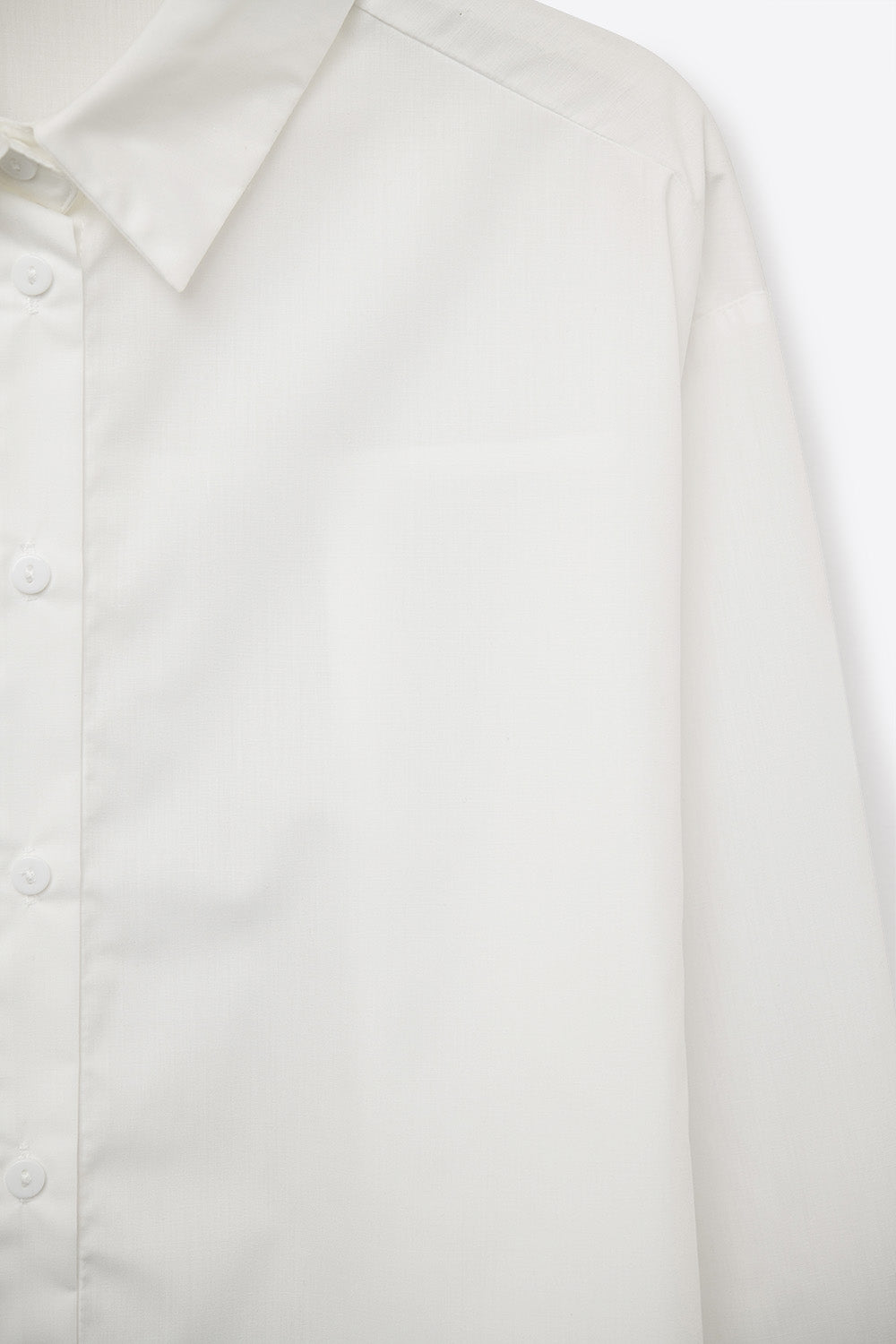 Camisa blanca de popelina con cuello polo fotografía de producto