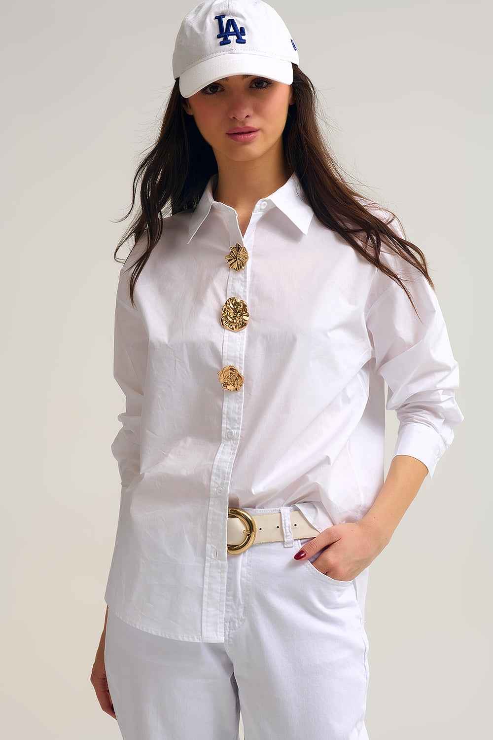 Camisa blanca de popelina relajada de algodon con botones dorados decorativos