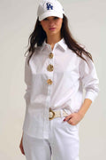 Camisa blanca de popelina relajada de algodon con botones dorados decorativos