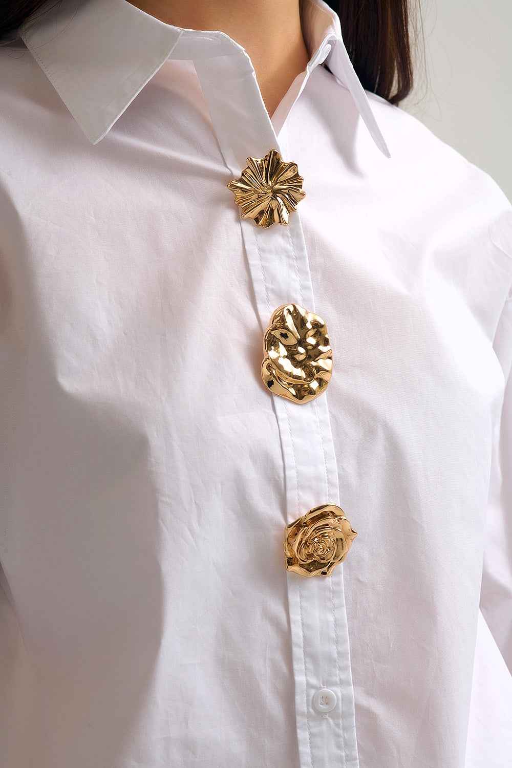 Camisa blanca de popelina relajada de algodon con botones dorados decorativos