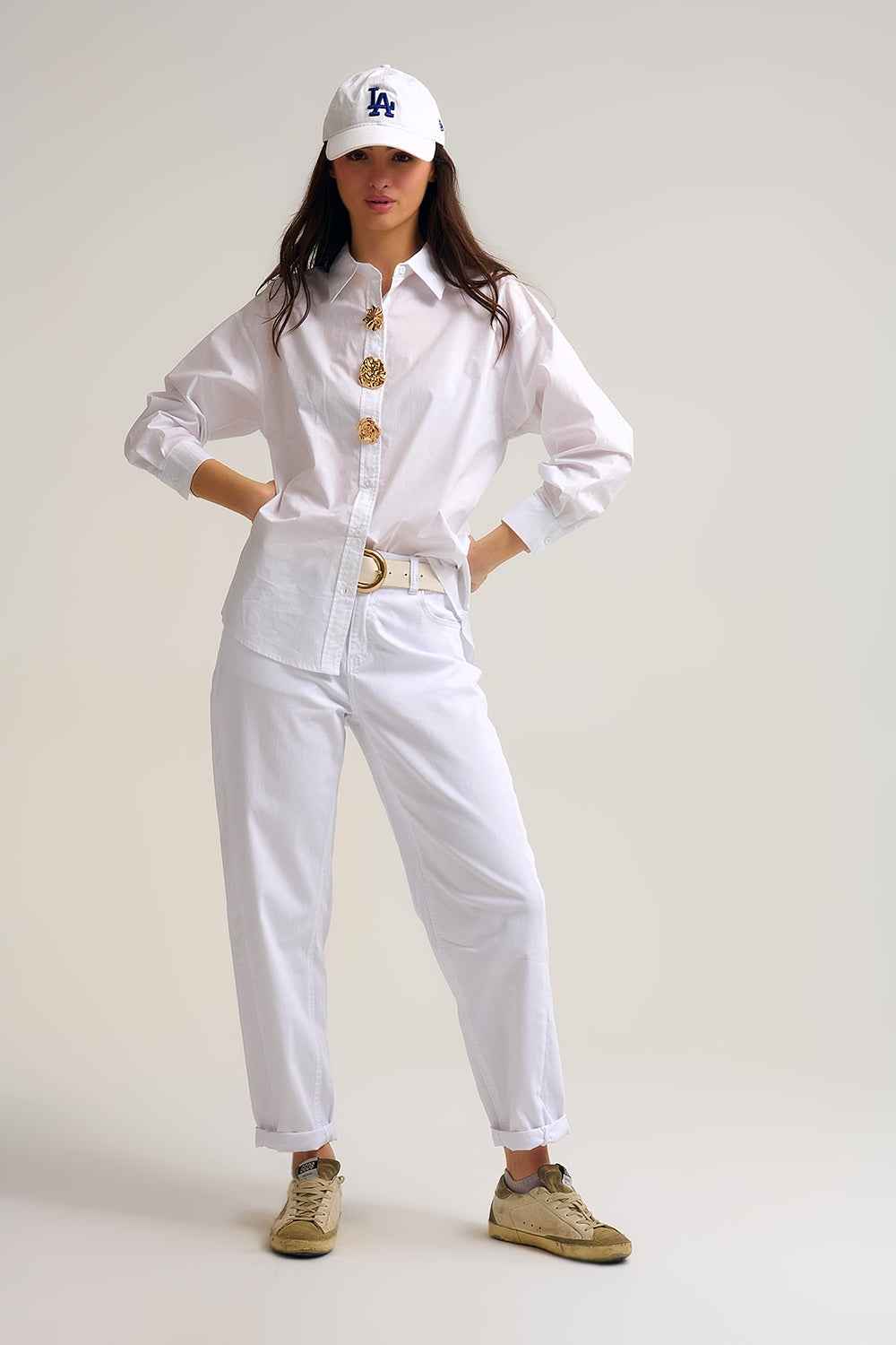 Camisa blanca de popelina relajada de algodon con botones dorados decorativos