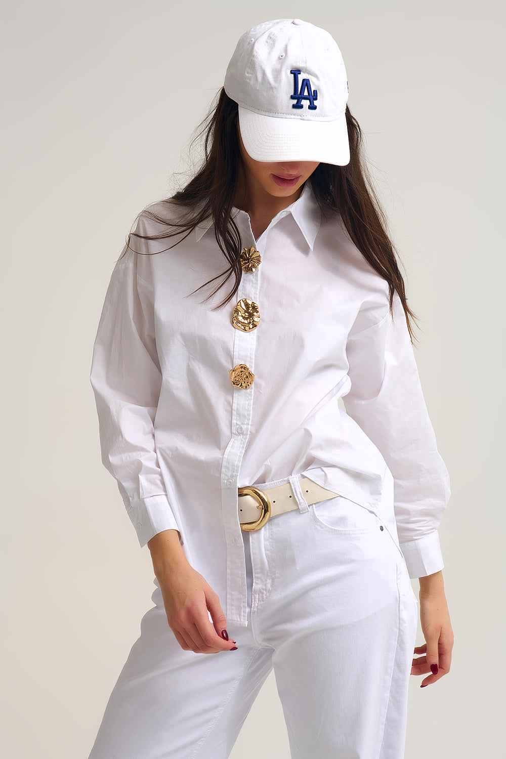 Camisa blanca de popelina relajada de algodon con botones dorados decorativos