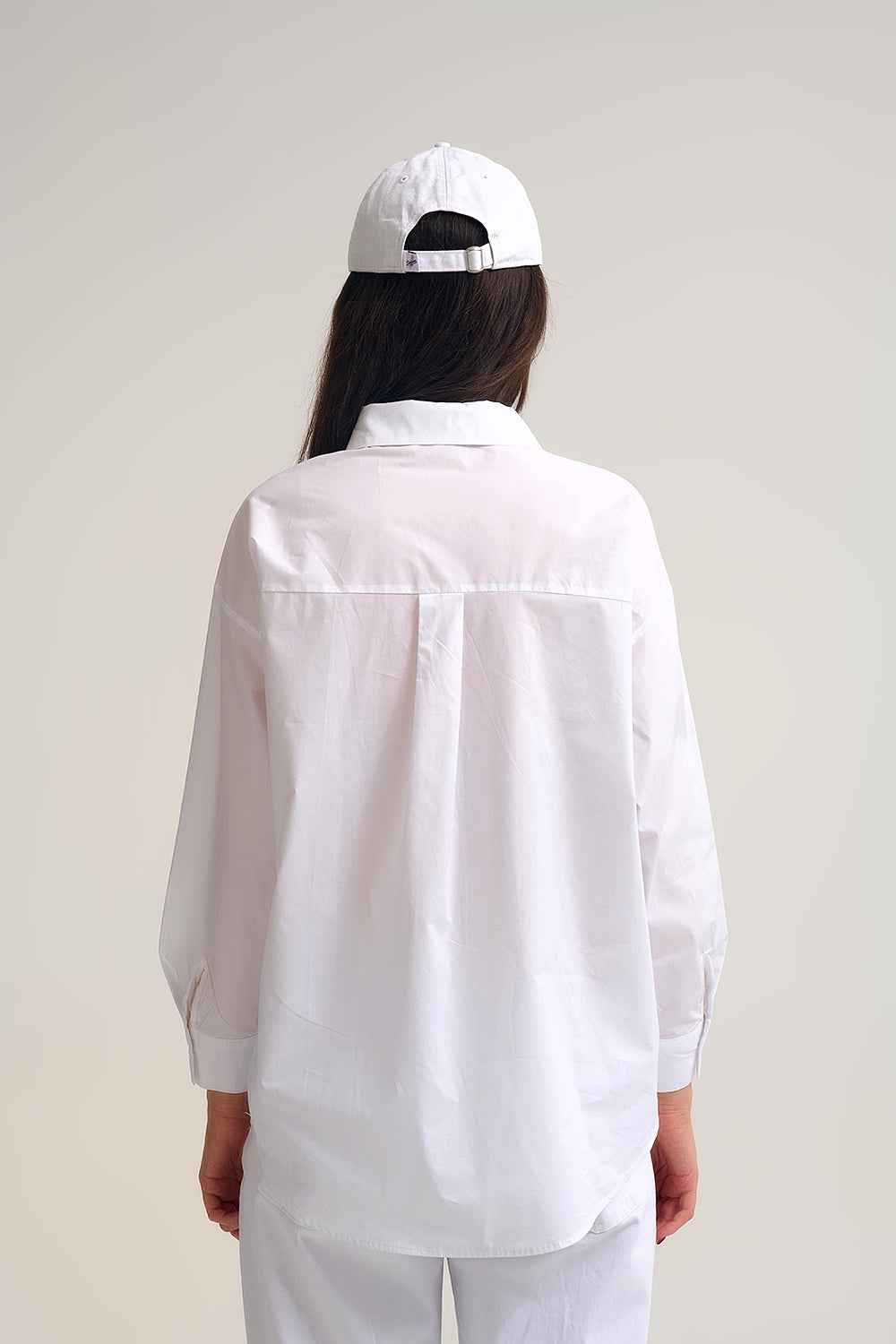 Camisa blanca de popelina relajada de algodon con botones dorados decorativos