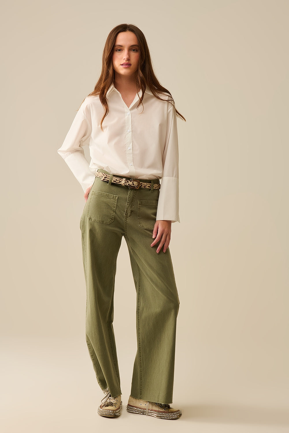 Look completo con camisa blanca de popelina y pantalón verde