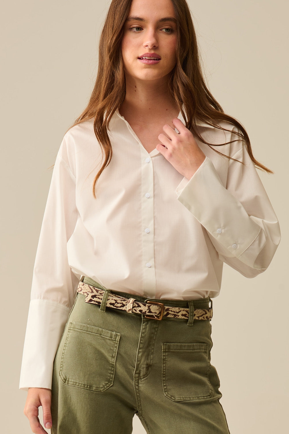 Camisa blanca de popelina con cuello polo vista frontal